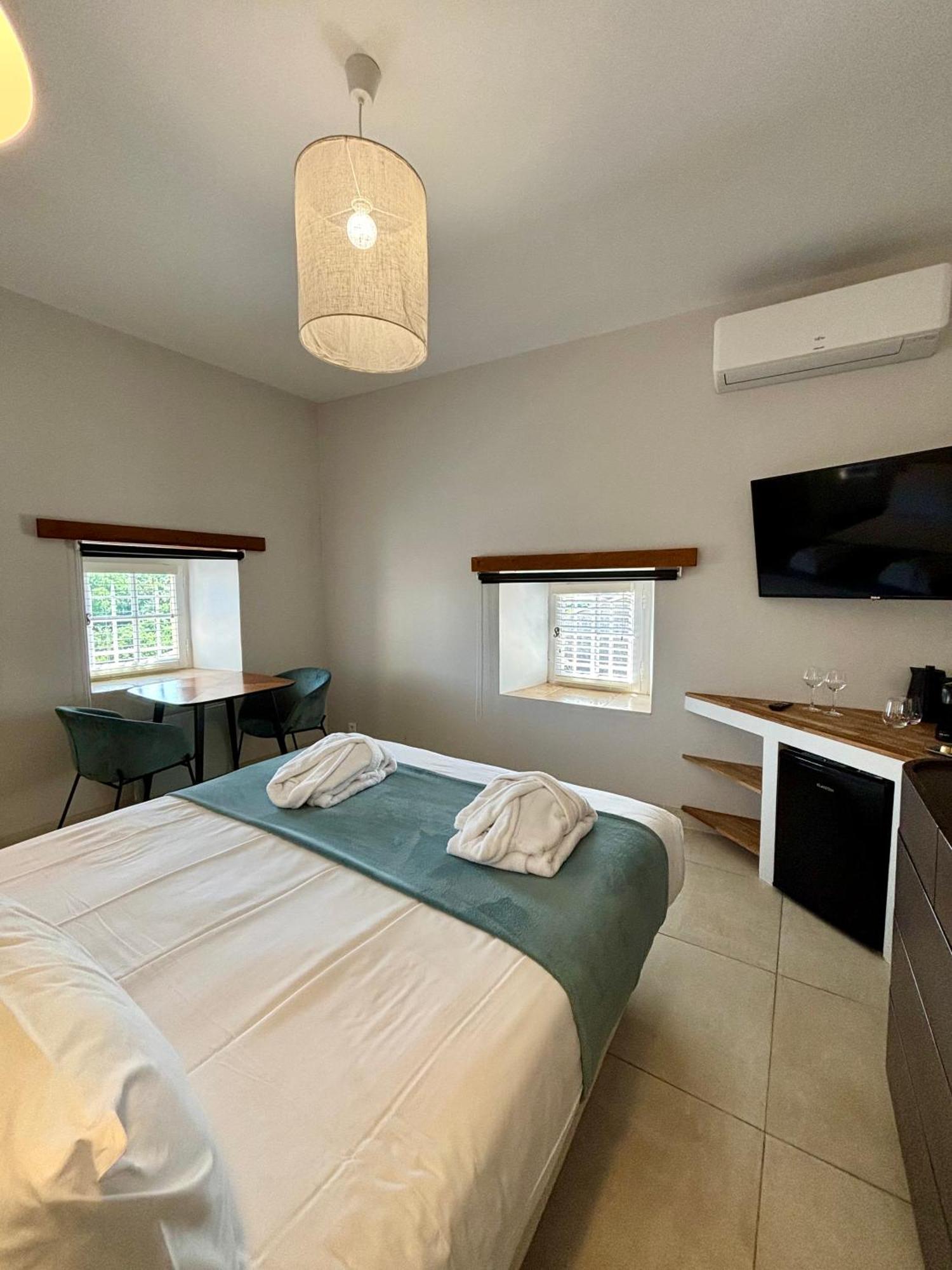 La Maison Des Vendangeurs - Table D'Hotes Le Soir Du Jeudi Au Dimanche- Jacuzzi - Balneo Spa - Acces Piscine Pour Toutes Les Chambres Sauf Studio Coquet- Piscine De Mai A Mi-Octobre Martignargues Exterior foto