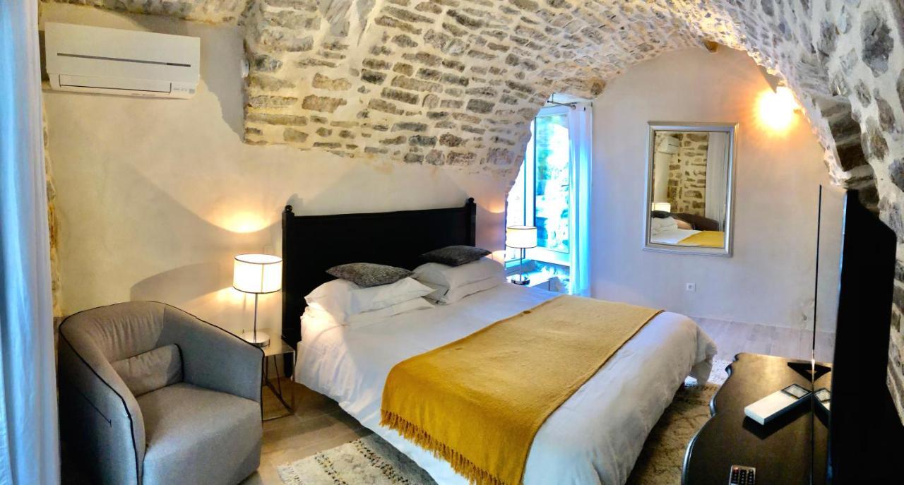 La Maison Des Vendangeurs - Table D'Hotes Le Soir Du Jeudi Au Dimanche- Jacuzzi - Balneo Spa - Acces Piscine Pour Toutes Les Chambres Sauf Studio Coquet- Piscine De Mai A Mi-Octobre Martignargues Exterior foto